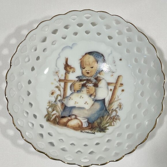 M.J. HUMMEL Genuine Vintage Filagree Trinket Dish, "Er Liebtmich - He Loves Me?" - Picture 1 of 5